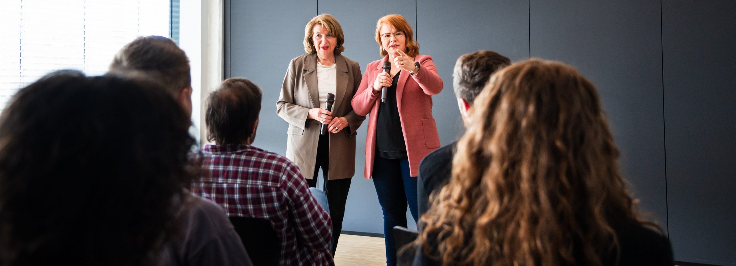 Dr. Ruth Müntinga und Doris Heitkamp-König bei einem Vortrag vor Publikum