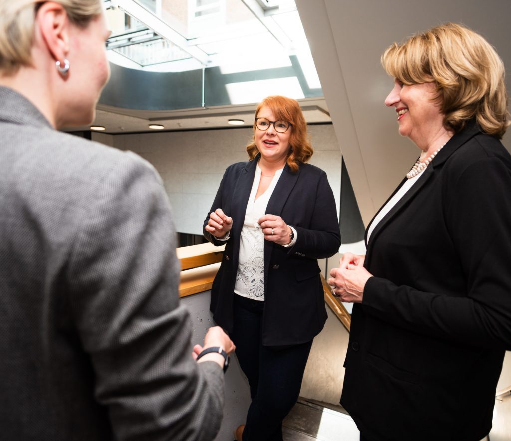 Doris Heitkamp-König und Dr. Ruth Müntinga im Gespräch mit Teilnehmenden