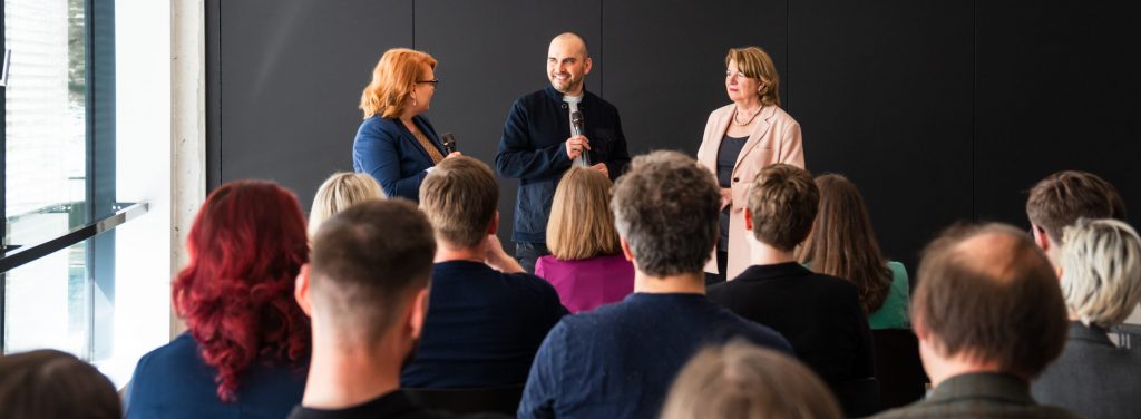 Das Team von motus5: Ruth Timm & Doris vor Publikum